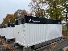 Batteriparken som planeras vid Kraftvärmeverket kommer bestå av cirka 40 containrar med ungefär 180 batterier per container. Bilden visar den batteripark som Polar Capacity byggt i Haninge tillsammans med Stockholm Exergi.