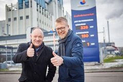Polar Capacitys vd Patrik Nilsson och Mälarenergis koncernchef Niklas Gunnar är glada – tillsammans tar de ett steg till på vägen mot ett mer hållbart samhälle, genom en planerad batteripark vid Kraftvärmeverket i Västerås.