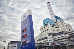 Kraftvärmeverket i Västerås fyller 60 år under 2023 och har fått med en 8 meter hög skylt, som visar aktuell produktion av fjärrvärme, el och fjärrkyla i realtid.