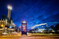 Kraftvärmeverket i Västerås fyller 60 år under 2023 och har fått med en 8 meter hög skylt, som visar aktuell produktion av fjärrvärme, el och fjärrkyla i realtid.