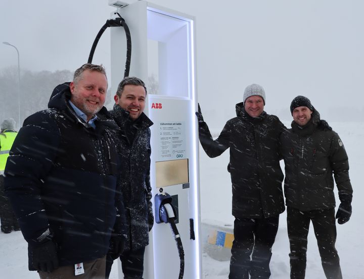 Nystartade Gito Heavy Charging Solutions är nu igång. Den 17 januari invigdes en ny laddstation för tung trafik i Köping. Mälarenergis Lars Nilsson står längst till vänster. Därefter följer Josip Glavas, Niklas Björkbacka och Jimmy de Mander Weidlertz från Gito.