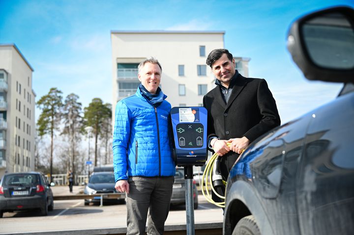 Fler ska kunna ladda elbil i Mimers bostadsområden. Mimers Gustav Hanstad och Mälarenergis Misagh Mogadasi hoppas installera över 1000 nya laddpunkter i Västerås.