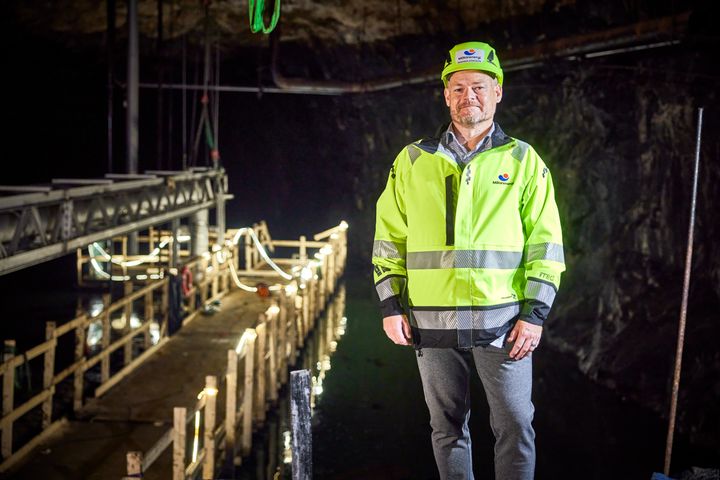 Magnus Eriksson, vice vd för Mälarenergi AB, i bergrummet som nu konverterats till ett gigantiskt energilager för värme.