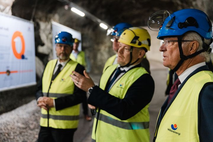 H.M. Konungen  tyckte att Mälarenergis energilager var spännande och ställde många frågor av teknisk karaktär till Magnus Eriksson, vice vd för Mälarenergi.