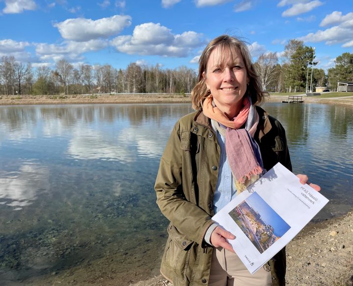 Ann-Charlotte Duvkär med Mälarenergi Vattens utredning om tänkbara källor till PFAS-föroreningarna. "Det här handlar om en historisk PFAS-skuld. Varken Mälarenergi Vatten eller våra kunder har gjort något fel, men det är i vårt knä som den här historiska skulden har hamnat".