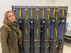 Ann-Charlotte Duvkär vid den testanläggning som funnits på Hässlö vattenverk sedan september 2024. Mälarenergi Vatten har testat olika tekniker för att rena dricksvattnet från PFAS-ämnen – och har nu fattat beslut om att gå vidare med reningsmetoden aktivt kol.