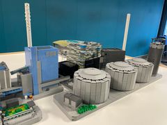 Skalan i modellen är ungefär 1:354 i längd och 1:375 i höjd.