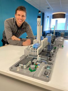 Johannes Törnvalls legobygge av Västerås kraftvärmeverk har fått stor spridning, inte minst i sociala medier. Nu vill Klossfestivalen visa upp det på Västerås kongress den 15 november.