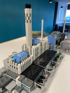 "Lego står för teknik, hållbarhet, uppfinningsrikedom och att kunna tänka utanför boxen. Det är precis det Johannes visar prov på med sitt kraftvärmeverk och jag är glad över att vi kan tillgängliggöra det för fler västeråsare", säger Klossfestivalens projektledare Fredrik Novak.