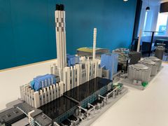 Svårast att bygga var de äldre delarna av kraftvärmeverket, alltså fastigheten närmast den stora skorstenen. "Det är också den byggnaden, inklusive skorstenen, som jag är mest stolt över. Dels för att båda ingår som en klassisk del i Västerås skyline, dels för att de var utmanande att bygga. Jag har velat få fram former som den randiga skorstenen och små djupskillnader i väggen, men inget i modellen är limmat. Därför har jag varit tvungen att göra rätt avancerade stommar som är gömda inne i själva byggnaden", säger Johannes Törnvall.