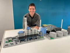 Johannes Törnvalls legobygge av kraftvärmeverket har fått stor spridning, inte minst i sociala medier. Nu vill Klossfestivalen visa upp det på Västerås kongress den 15 november.