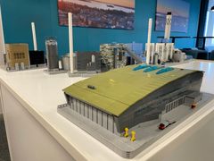 För varje ny byggnad eller enhet, har Johannes Törnvall inlett arbetet med att rita en 3D-modell med digitala legobitar. Därefter har han beställt hem de bitar som behövs. "Jag har hela tiden strävat efter att beställa hem och använda begagnade legobitar", säger han.