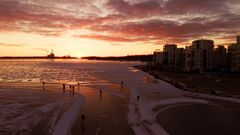 Gläns över sjö och strand – och hållbart vatten. Årets julhälsning från Mälarenergi handlar om hopp, dricksvatten och en hållbar framtid.