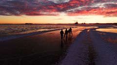 Gläns över sjö och strand – och hållbart vatten. Årets julhälsning från Mälarenergi handlar om hopp, dricksvatten och en hållbar framtid.
