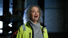 Årets julhälsning från Mälarenergi: Hovsångerskan Ann Hallenberg återvänder till barndomsstaden Västerås, för att sjunga högst upp i gamla vattentornet.