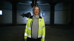 I den filmade julhälsningen har hovsångerskan Ann Hallenberg tagit sig högst upp i det gamla vattentornet på Djäkneberget, så hon står alldeles under vattenreservoaren. Där sjunger hon ”Gläns över sjö och strand” a cappella, samtidigt som solen går ner bortom Mälarens isiga stränder.