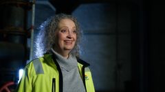 I den filmade julhälsningen har hovsångerskan Ann Hallenberg tagit sig högst upp i det gamla vattentornet på Djäkneberget, så hon står alldeles under vattenreservoaren. Där sjunger hon ”Gläns över sjö och strand” a cappella, samtidigt som solen går ner bortom Mälarens isiga stränder.