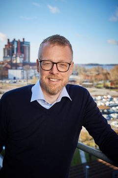 "Högspänning skildrar energibranschens vardag på ett nära och intresseväckande sätt och har blivit en stor framgång", säger Niklas Gunnar, koncernchef för Mälarenergi.
