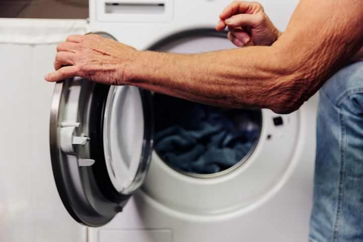 Effektavgiften införs över hela Sverige och syftar till att fler kunder ska sprida ut sin elanvändning över dygnet. I Mälarenergi Enäts fall, gäller den mellan klockan 07.00 och 19.00 på helgfria vardagar. Övrig tid är det alltså ingen effektavgift.