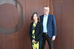 Under 2025 investerade Mälarenergi 922 miljoner i hållbar utveckling och samhällsbärande infrastruktur. Carin Lidman, styrelseordförande och Niklas Gunnar, koncernchef.