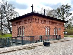 Byggnadsminnet Turbinhuset i Västerås från 1891 är Sveriges äldsta kraftstation som fortfarande producerar el för kommersiellt bruk. Elproduktionen vid Turbinhuset var avgörande för att ASEA (numera ABB) skulle etablera sig i Västerås och platsen är därför en viktig del av Västmanlands och Sveriges industrihistoria.