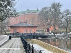 Tack vare faunapassagerna i Svartån i Västerås kan fiskar simma hela vägen från Mälaren upp till Åkesta, där det finns fina lekmiljöer. Nu har de även tilldelats Trafikverkets arkitekturpris.