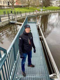 Mälarenergis Fredrik Ölvebo på plattformen som möjliggör inspektion och service av fingallret. Fiskar som vandrar upp i Svartån för lek behöver också kunna ta sig tillbaka ut i Mälaren. Därför finns ett fingaller framför turbinerna  så att fisken inte skadas på vägen ned.