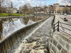 "Vinnaren inspirerar genom lyhörd hantering av tekniska utmaningar kopplade till vatten i kulturmiljöer, med lösningar som vuxit fram ur ett ambitiöst och visionsdrivet samarbete" skriver juryn om Mälarenergis och Västerås stads faunapassager, som mottagit Trafikverkets arkitekturpris 2025.