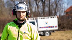 Bernard Lüttke är distributionselektriker på Mälarenergi Elnät. "Mycket av det som görs med och för elnätet är ju inte synligt och att ha el hemma är sådant som många bara förväntar sig. Jag ser det här som en rolig chans att visa vad som krävs för att samhället ska fungera".
