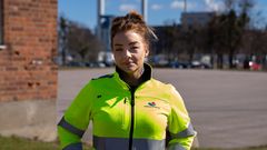 Tintin Björnsson, som kör Mälarenergi Vattens spolbil, tycker att filmandet fungerat jättebra. "Jag sökte mig till Mälarenergi för att jag ville jobba med samhällsviktigt arbete. Att visa upp vad det innebär känns jättebra".