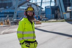 Dennis Wahlberg är underhållstekniker på kraftvärmeverket i Västerås och kommer synas i tv-serien Högspänning i höst. "Det känns kul att få visa upp delar av kraftvärmeverket från insidan, för dit är det inte särskilt många som har tillträde", säger han.