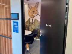 Efter rävbesöket har rummet i Navets konferensavdelning gjorts om till ett mötesrum med tydligt rävtema, som en hyllning till räven. Bland annat har kontorsstolarna var sin svans.