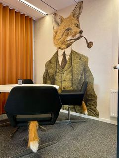 Efter rävbesöket har rummet i Navets konferensavdelning gjorts om till ett mötesrum med tydligt rävtema, som en hyllning till räven. Bland annat har kontorsstolarna var sin svans.