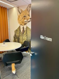 Efter rävbesöket har rummet i Navets konferensavdelning gjorts om till ett mötesrum med tydligt rävtema, som en hyllning till räven. Bland annat har kontorsstolarna var sin svans.