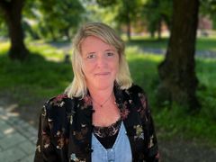 Ingela Isaksson är stadsträdgårdsmästare i Västerås och projektledare för elskåpssatsningen. "Med historiska bilder på elskåp vill vi lyfta fram vardagliga platser och låta dem bära berättelser", säger hon.