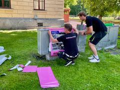 De 26 elskåpen i Västerås visar personliga livsöden och berättelser från Västerås. Samtliga relaterar till begreppet energi, på olika sätt.