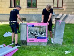 De 26 elskåpen i Västerås visar personliga livsöden och berättelser från Västerås. Samtliga relaterar till begreppet energi, på olika sätt.