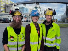 "Att en realityserie om energibranschens vardag spelas in i Västmanland känns självklart. Här finns en unik koncentration av kompetens, företag och verksamheter som driver den globala energiomställningen framåt", säger Acko Ankarberg Johansson, landshövding i Västmanlands län – här tillsammans med Mälarenergis medarbetare Dennis och Joel, som båda medverkar i tv-serien Högspänning med Erik Ekstrand.
