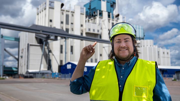 I Högspänning med Erik Ekstrand kommer tittarna ännu närmare både yrkespersonerna och deras vardag. Erik lämnar tryggheten bakom mikrofonen för att följa med Mälarenergis och Vattenfalls medarbetare ut på uppdrag – bland annat på kraftvärmeverket i Västerås.