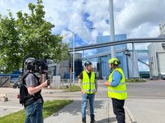 Mälarenergis produktionsingenjör Alexander tar med Erik Ekstrand till kraftvärmeverket i Västerås, där han får lära sig mer om energiåtervinning.