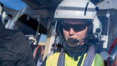 I säsongspremiären av Högspänning med Erik Ektrand ger sig Mälarenergi Elnäts Pierre ut med helikopter för att inspektera elnätet efter stormen Dave i april 2026.