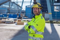 Joel arbetar med akut underhåll på kraftvärmeverket i Västerås och medverkar i realityserien Högspänning med Erik Ekstrand.