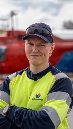 Pierre är distributionselektriker på Mälarenergi och bor i Köping. I säsongspremiären av Högspänning ger han sig ut med helikopter för att inspektera elnätet och spränger bort träd från en luftledning när Kungsör.