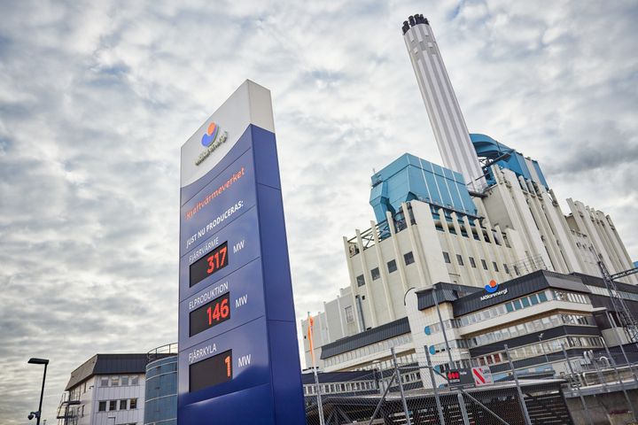 Inför 2027 sänker Mälarenergi Elnät överföringsavgiften för samtliga kunder. För lägenhetskunder sänks även den fasta avgiften, medan den höjs för övriga säkringskunder.