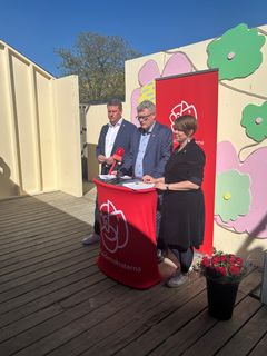 Tobias Baudin, Joakim Sandell och Katrin Stjernfeldt Jammeh presenterar Socialdemokraterna i Malmös trygghetslöften till malmös arbetare