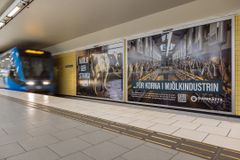 En av Djurrättsalliansens annonser i Stockholms tunnelbana som syns under vecka 49.