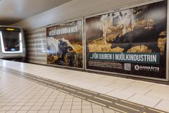 En av Djurrättsalliansens annonser i Stockholms tunnelbana som syns under vecka 49.