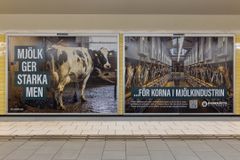 En av Djurrättsalliansens annonser i Stockholms tunnelbana som syns under vecka 49.
