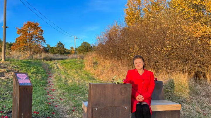 Silva Kiryakos på den nya kärleksbänken i Bro