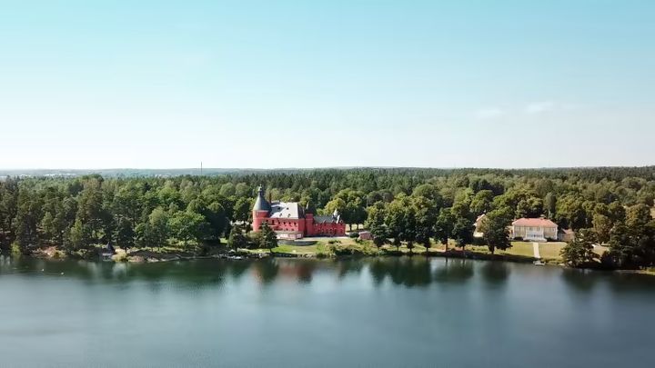 Lejondalssjön med Lejondals slott.